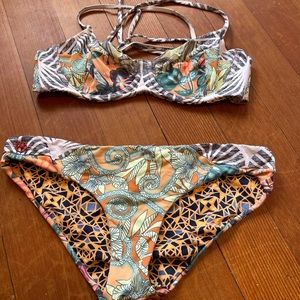 Maaji Reversible underwire bikini. Top size L bottoms size M.